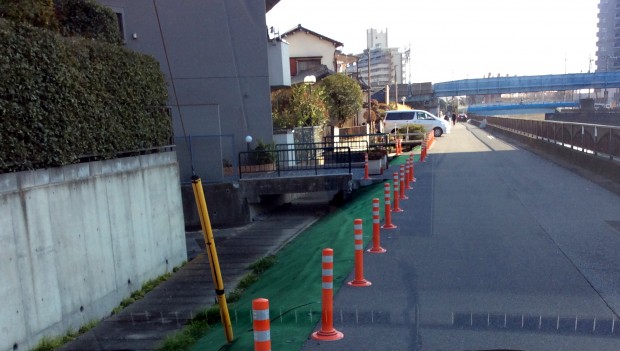 二俣1丁目11地先  道路下緑のシート