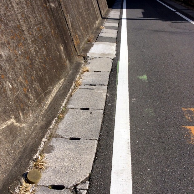 原木1丁目 京葉道路下側道の側溝ふた