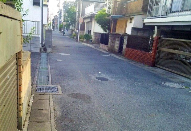 南八幡２丁目１０地先道路に陥没穴.jpg