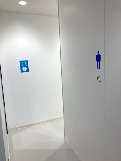 男性トイレ個室にサニタリーボックス2